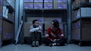 Hudson 14 tee rouge porté par Casey Gardner (Brigette Lundy-Paine) comme on le voit dans Atypique (S04E03) série TV