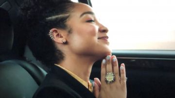 La bague portée par Kat Edison (Aisha Dee) dans la série De celles qui osent