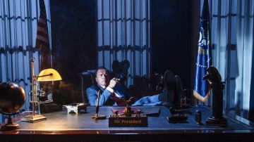 Cravate rayée portée par Le Président (Arnold Schwarzenegger) comme on le voit dans le film Kung Fury 2