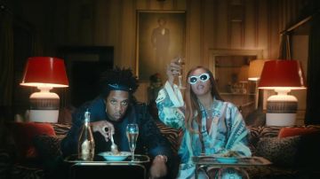 Gafas de sol blancas usadas por Beyoncé en MOOD 4 EVA Video musical oficial por Beyoncé, JAY-Z, Childish Gambino, Oumou Sangaré