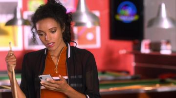 Crop top de cremallera de óxido usado por Chloe Winthrop (Maisie Richardson-Sellers) como se ve en The Kissing Booth 3