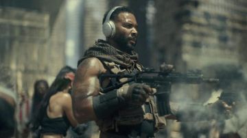 Auriculares usados por Vanderohe (Omari Hardwick) como se ve en la película Army of the Dead