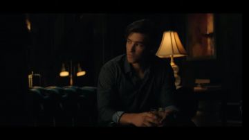 La chemise à motifs de Dick Grayson (Brenton Thwaites) dans la série Titans (S03E01)