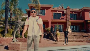 Le blouson blanc Louis Vuitton porté par Hornet La Frappe dans son clip Maison D'arrêt feat. Maes