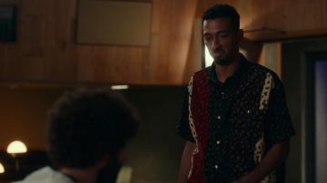 Chemise imprimée portée par Travis 'Taco' Bennett comme on le voit dans la série TV DAVE (S01E10)