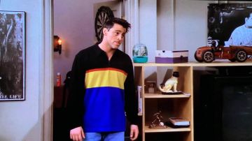 Le pull rayé porté par Joey Tribbiani (Matt LeBlanc) dans la série Friends (Saison 3 Épisode 21)