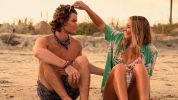 La camisa hawaiana usada por Sarah Cameron (Madelyn Cline) en la serie Outer Banks