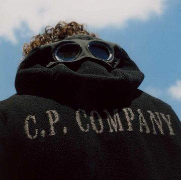 The jacket CP Company worn by a model on the account Instagram of