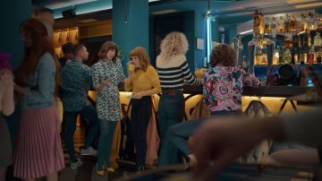 La robe à fleurs portée par Carmen (Paula Ma­lia) dans la série Valeria (Saison 2 Episode 3)