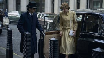 Bolso de hombro blanco usado por la princesa Diana (Emma Corrin) como se ve en la serie de televisión The Crown (S04E03)
