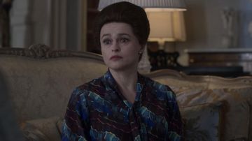 Blusa estampada usada por la princesa Margarita (Helena Bonham Carter) como se ve en The Crown (S04E07)