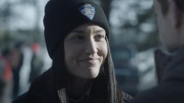 Bonnet porté par Angela Bishop (Julia Jones) comme on le voit dans Dexter: New Blood (Saison 9)