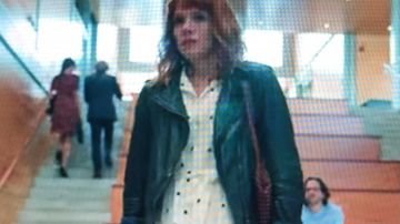 La robe blanche à pois noirs porté par Valeria (Diana Gómez) dans la série Valéria