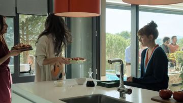 Le petit pull de Valeria (Diana Gómez) dans Valeria (S02E03)