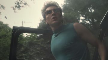 Camiseta de tanque verde usada por Xavier Plympton (Cody Fern) como se ve en American Horror Story (Temporada 9 Episodio 1)