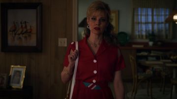 Découvrez la garde-robe de Karen Wheeler (Cara Buono) dans Stranger Things