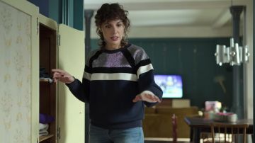 Le pull à rayures de Lola (Silma López) dans Valeria (S02E08)