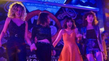 The top with sequins worn by Valeria (Diana Gómez) in the series Valeria (Season 2 Episode 3)