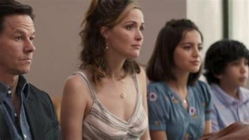 The blue floral dress with laces in front and behind of Lizzy (Isabela Moner) in the film Apprentis Parents