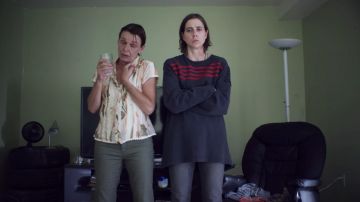 Le sweat shirt bleu rayé rouge de Carolanne (Ève Landry) dans la série M'entends-tu? (S02E07)