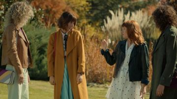 Manteau vert porté par Lola (Silma López) comme on le voit dans Valeria (S02E01)