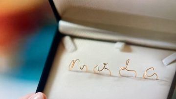 Anneaux de Valeria (Diana Gómez) comme on le voit dans la série TV Valeria