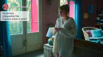 The oversize sweater white V-neck of Valeria (Diana Gómez) in Valeria (S02E02)