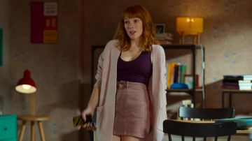 The tank top purple round neck neckline of Valeria (Diana Gómez) in Valeria (S02E03)