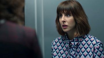 La chemise imprimée portée par Carmen (Paula Malia) dans Valeria (S02E01)