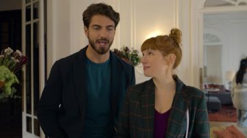 The green plaid jacket worn by Valeria (Diana Gómez) in the series Valeria (S02E03)