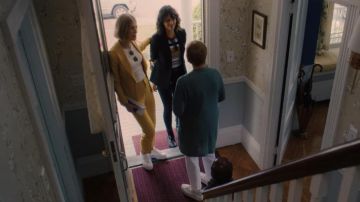 Blanc Plateforme Italienne Baskets portées par Marla Grayson (Rosamund Pike) comme on le voit dans I Care a Lot film