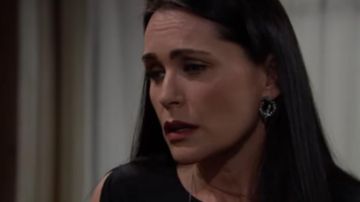 Boucles d'oreilles portées par Quinn Fuller (Rena Sofer) dans The Bold and the Beautiful TV series (Saison 29)