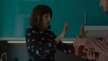 Veste imprimée portée par Carmen (Paula Malia) dans Valeria (S02E05)
