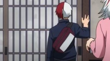 The bag worn by Shoto Todoroki (Yūki Kaji) in the series My Hero Academia