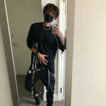 The black t-shirt worn by Scarlxrd on the account Instagram of @vincess_et