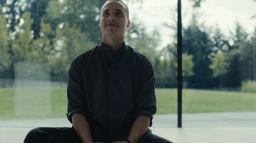 Camisa azul oscuro usada por Christophe (Frank Dillane) en la serie de televisión The Girlfriend Experience (S03E05)