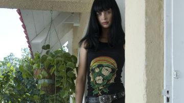 Black Top worn by Jane Margolis (Krysten Ritter) in Breaking Bad TV series (S02E07)