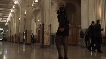 La chemise à paillettes portée par Judith Fauvet (Virginie Efira) dans le film Madeleine Collins