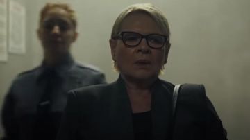 Anteojos usados por Mariam (Dianne Wiest) como se ve en la serie de televisión Mayor of Kingstown Temporada 1