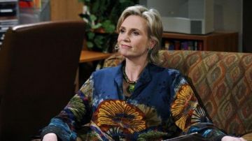 Blusa impresa usada por la Dra. Linda Freeman (Jane Lynch) en la serie de televisión Two and a Half Men (Temporada 4)