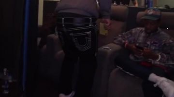 Los jeans negros de Juice Wrld en su video musical de chasethemoney Freestyle