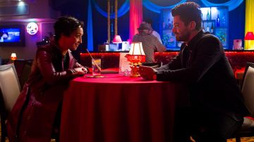 La larga chaqueta roja blaser en cuero o polipiel usada por Tulip O'Hare (Ruth Negga) en la serie Preacher (Temporada 2 Episodio 3)