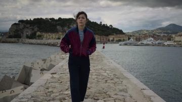 La chaqueta azul marino y burdeos usada por Inès Kasmi (Garance Marillier) en la serie Disparu à jamais (Temporada 1 Episodio 4)