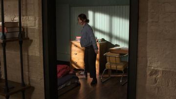 Leather Chair of Dr Shaun Murphy (Fred­die High­more) as seen in The Good Doctor TV series (S04E01)