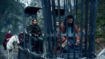 Traje de capa de kimono largo usado por Logain Ablar (Álvaro Morte) como se ve en la serie de televisión La Rueda del Tiempo (Temporada 1)