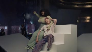 Les sneakers portées par Yseult dans le clip Pause x Kiss de Eddy de Pretto
