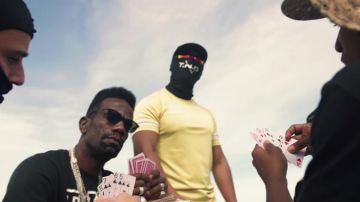 Le t-shirt jaune porté par dans GAMBINO dans son clip RIO DE JANEIRO