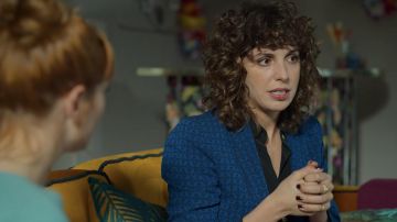 Blazer Bleu imprimé porté par Lola (Silma López) comme on le voit dans la série TV Valeria (S02E07)