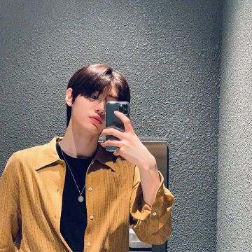 La camiseta amarilla de Park Sung-hoon en la cuenta de Instagram de @official_parksunghoon