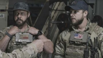 Antenna / Radio Configuration used by Sonny Quinn (A. J. Buckley) in SEAL Team (S04E15)